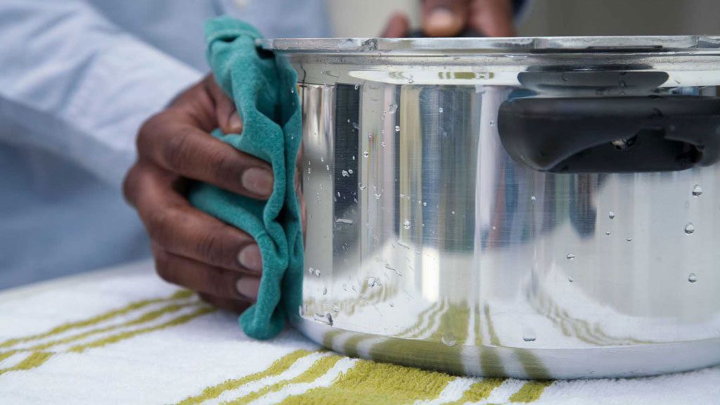 چطور دیگ زودپز سوخته و سیاه را سفید کنیم؟