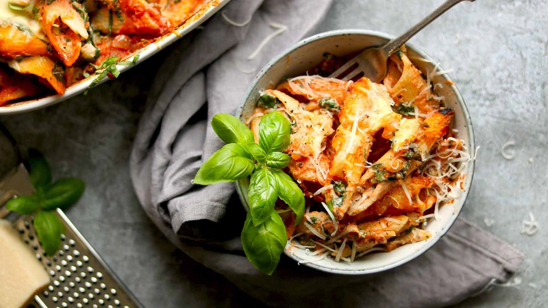 طرز تهیه بشقاب داغ خوشمزه در قابلمه (با ماکارونی و گوشت)