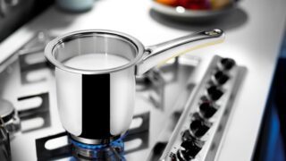 ۶ علت جوشاندن شیر در ظروف استیل؛ جوشاندن شیر در زودپز نو