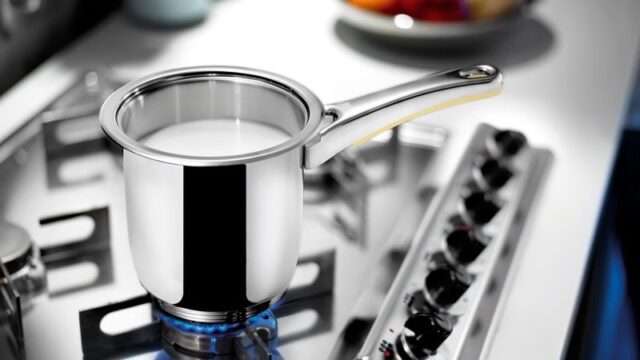 علت جوشاندن شیر در ظروف استیل