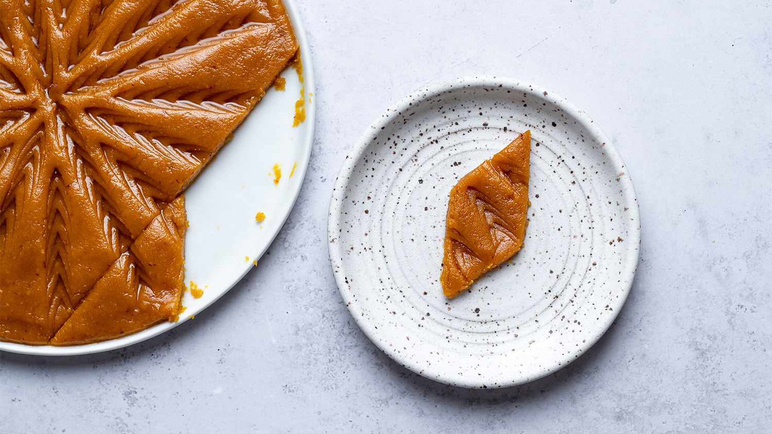 آموزش مرحله به مرحله تهیه حلوا مجلسی زعفرانی با آرد گندم برای نذری