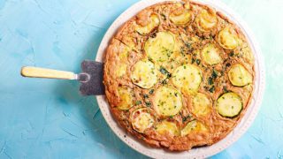 طرز تهیه کوکو کدو سبز خوشمزه و رژیمی به روش ساده