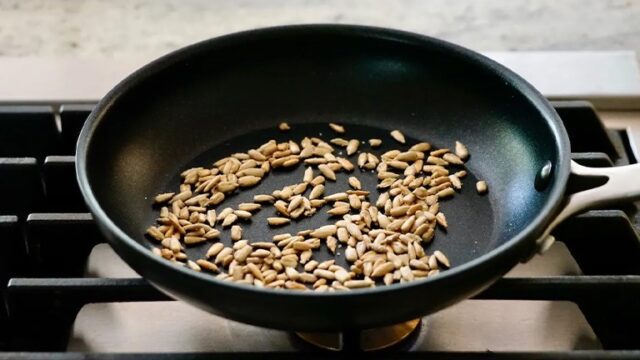 طرز بو دادن تخمه آفتابگردان در ماهیتابه