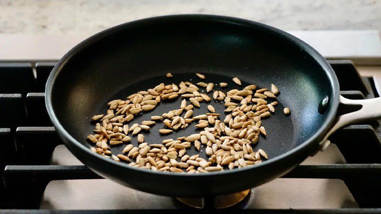 طرز بو دادن تخمه آفتابگردان در ماهیتابه