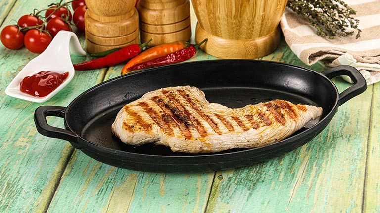 توضیح مرحله‌به‌مرحله طرز تهیه مرغ گریل در ماهیتابه