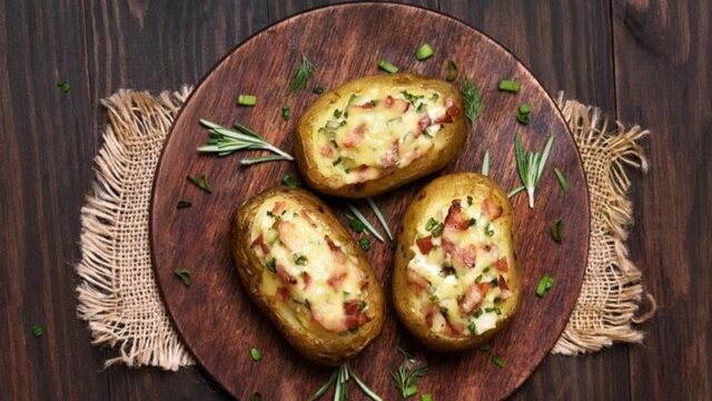 طرز تهیه سیب زمینی شکم پر در قابلمه بدون فر روی گاز