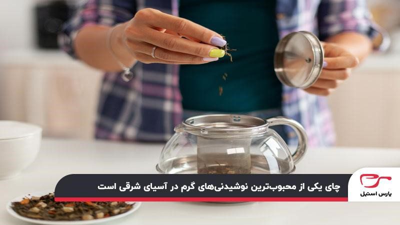 دم کردن چای ایرانی در قوری
