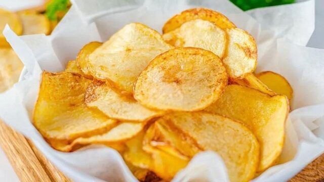 طرز تهیه چیپس خانگی ساده نمکی و ترد در ماهیتابه (کم روغن + بدون فر)