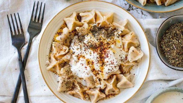 طرز تهیه غذای خوشمزه مانتی ترکیه‌ای در فر و بدون فر