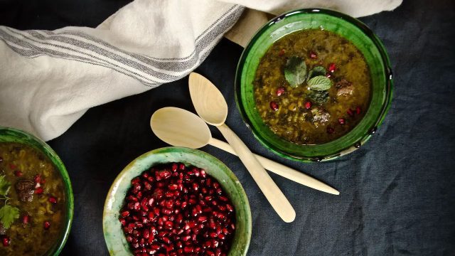 طرز تهیه آش انار شیرازی به روش سنتی مخصوص شب یلدا