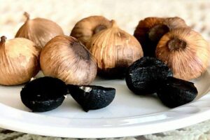 طرز تهیه سیر سیاه در زودپز