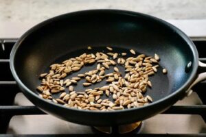 طرز بو دادن تخمه آفتابگردان در ماهیتابه