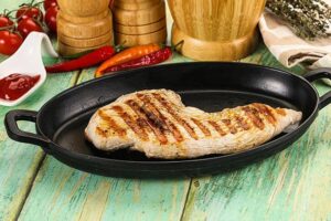 توضیح مرحله‌به‌مرحله طرز تهیه مرغ گریل در ماهیتابه