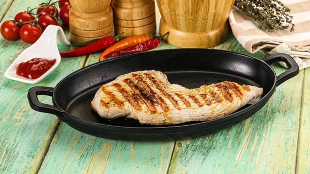 توضیح مرحله‌به‌مرحله طرز تهیه مرغ گریل در ماهیتابه