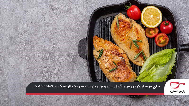 توضیح مرحله مزهدار کردن مرغ گریل در ماهیتابه