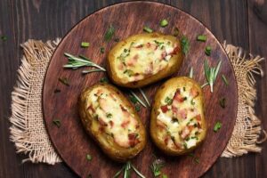 طرز تهیه سیب زمینی شکم پر در قابلمه بدون فر روی گاز